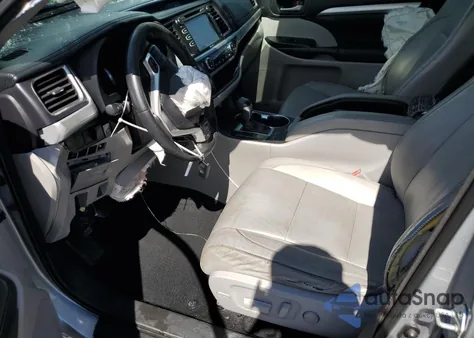 2015 Toyota Highlander Xle z USA, uszkodzony, nr VIN 5TDKKRFH0FS097145